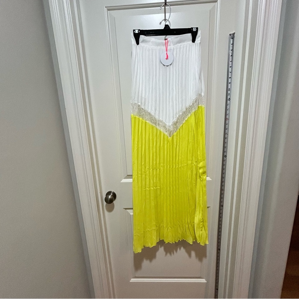 A Peach women’s size M White and Yellow Pleated Skirt with white 1/2 slip. NWT